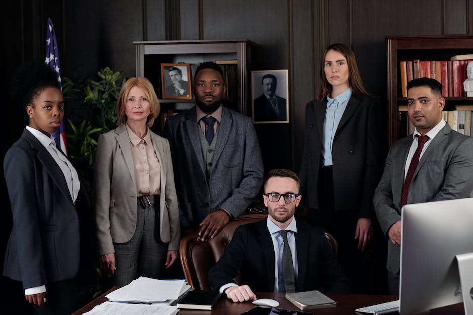 Image depicting a federal defense attorney in a courtroom, representing their client with professionalism and ethical conduct