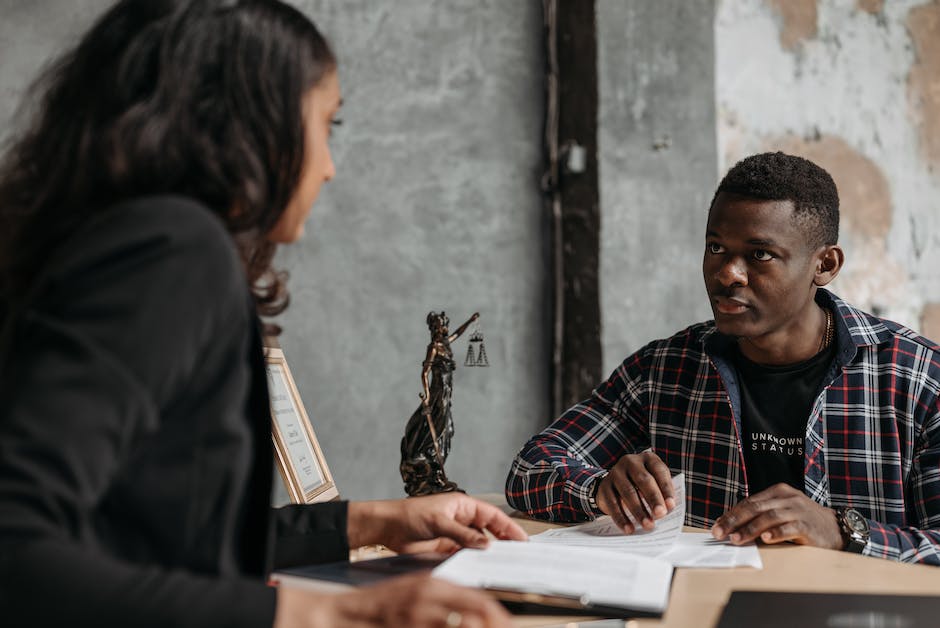 Image of a lawyer defending a client in a courtroom