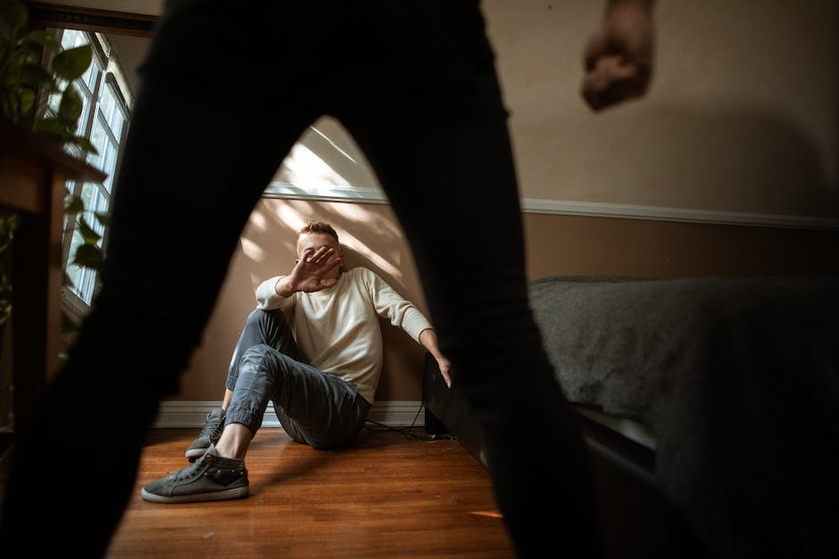 Image illustrating the mechanisms for domestic violence defense, showing a scale of justice and two people representing the defendant and the alleged victim in a courtroom.